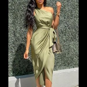 NWT Chic Boutique Rose one shoulder ruched slit party dress.